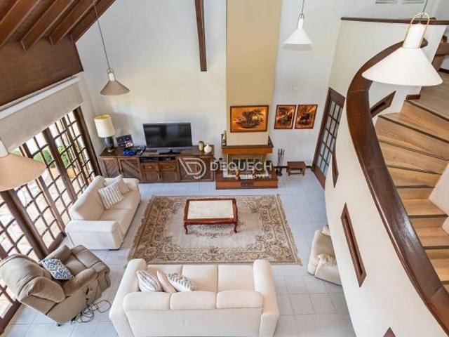 Casa com piscina e amplo quintal