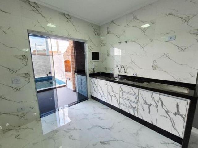 Casa com piscina e área gourmet em Peruíbe