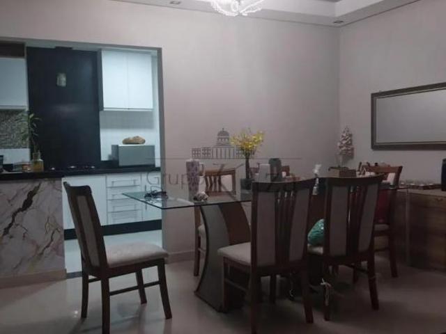 Casa com piscina e área gourmet Jardim das Industrias 3 Dormitórios 310m²