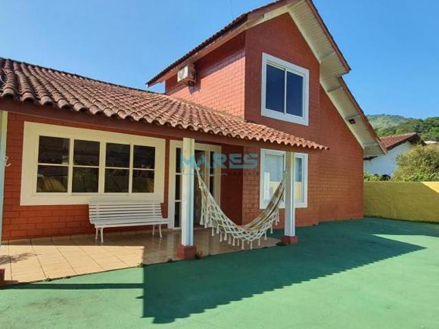 Casa com piscina e jardim na praia de paúba
