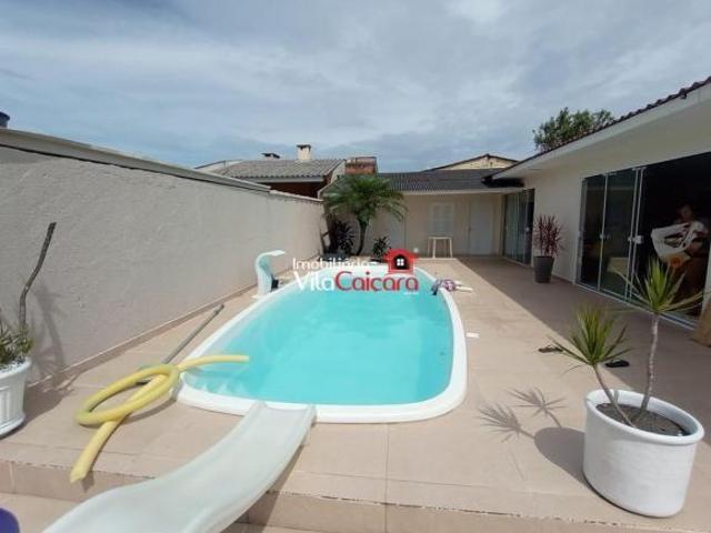 Casa com piscina e quatro quartos