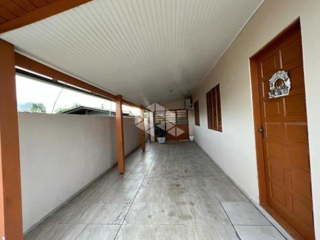 Casa com piscina e quiosque