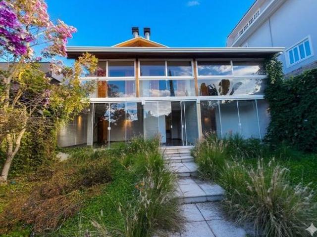 CASA COM PISCINA E TERRENO DE 480 m² NO ECOVILLE – UMA OPORTUNIDADE RARA!