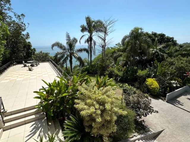 Casa com piscina e vista permanente do mar