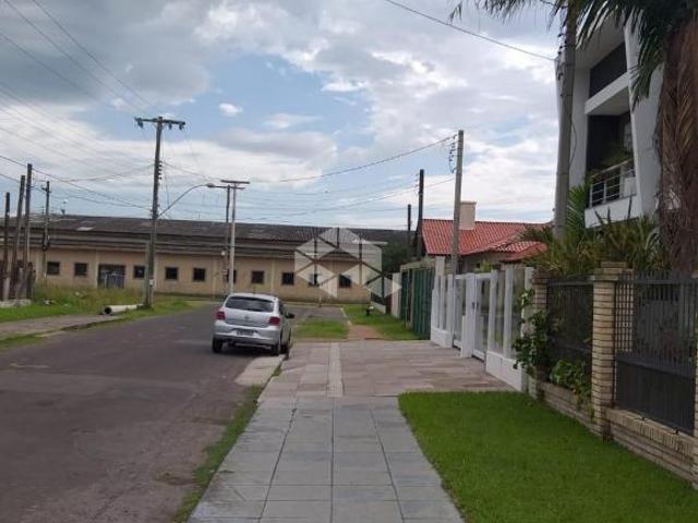 Casa com piscina em Capão da Canoa com 05 dormitórios, área central, sob 02 terrenos que perfazem 72
