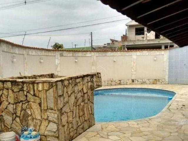 CASA COM PISCINA EM TERRENO DE 500 METROS, COM ÓTIMA LOCALIZAÇÃO E DOCUMENTAÇÃO OK