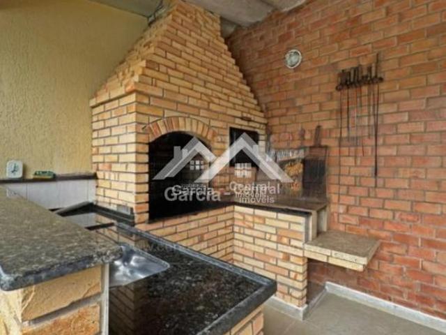 Casa com piscina em terreno de 500mts² tendo 3 quartos sendo 1 suíte