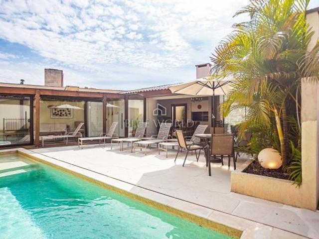 Casa com piscina, quintal, 4 quartos, 6 vagas, por