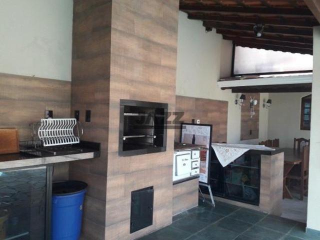 Casa com piscina varanda e área gourmet no Condomínio Orypaba