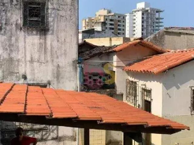 Casa com potencial para uso comercial ou construção de prédio de ambos os seguimentos