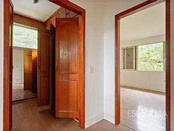 Casa com planta generosa próxima ao Clube Alto dos Pinheiros