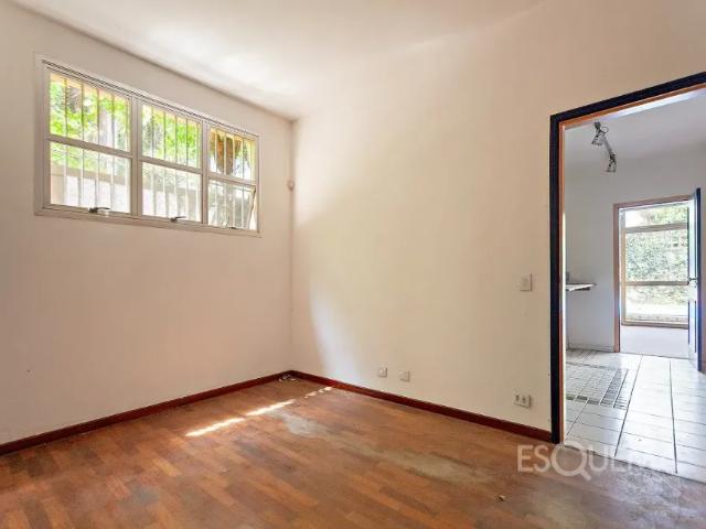 Casa com planta generosa próxima ao Clube Alto dos Pinheiros
