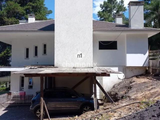 Casa com projeto avançado, próxima à cidade