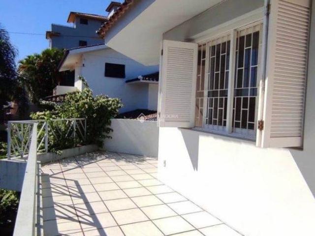 CASA COM QUATRO DORMITÓRIOS COM PISCINA