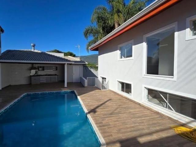 Casa com quatro dormitórios em Atibaia no Jardim Paulista