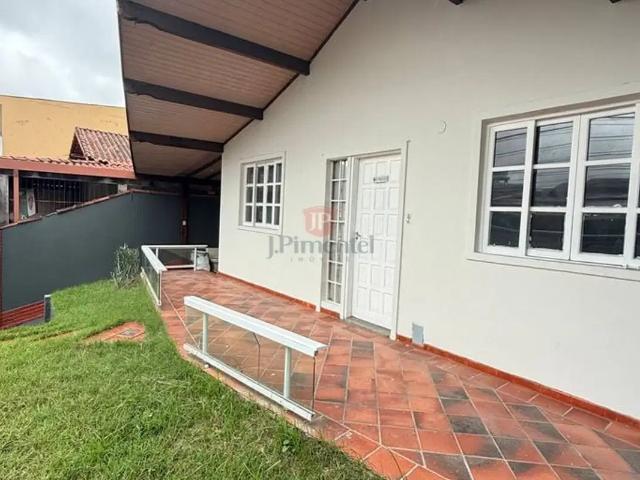 Casa com quintal e piscina para locação em Manoel Plaza não é condomínio
