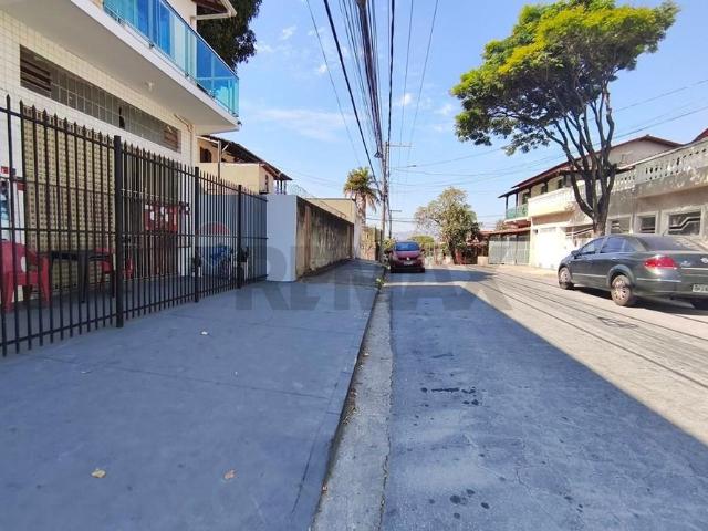 Casa com Quintal Gigante e Espaço para Mais de 10 Carros no Camargos – Residencial ou Comercial