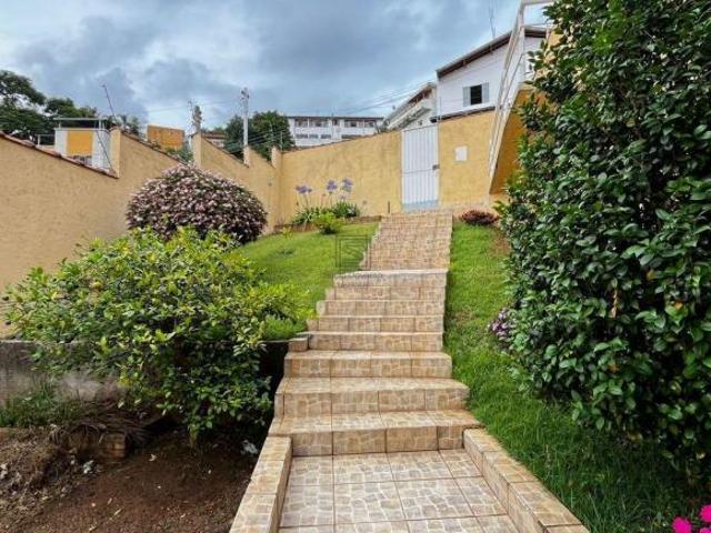 Casa com quintal, varanda, 4 quartos