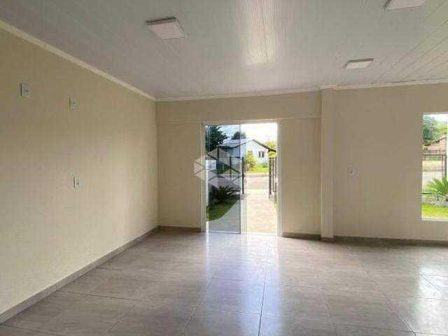 Casa com quiosque e piscina, com 2 dormitórios
