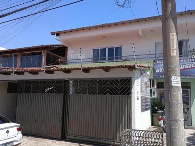Casa com Renda no Setor Central de Goiânia – 3 Lojas Alugadas e Ótima Rentabilidade