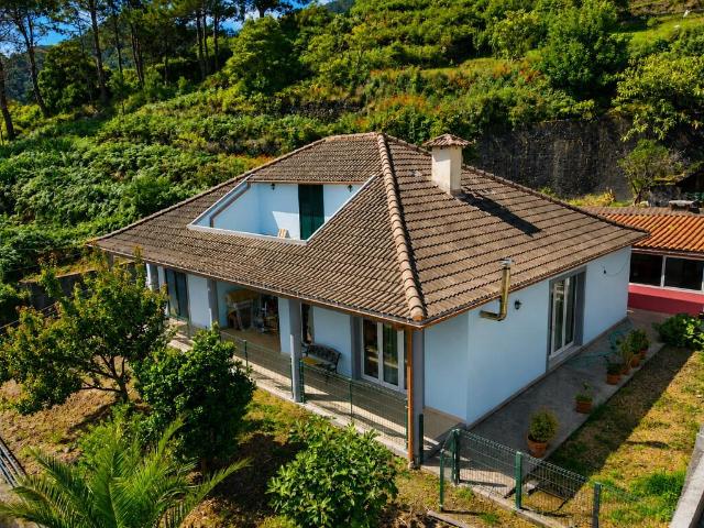 CASA COM SÓTÃO E TERRAÇO PANORÂMICO — GINJAS, SÃO VICENTE