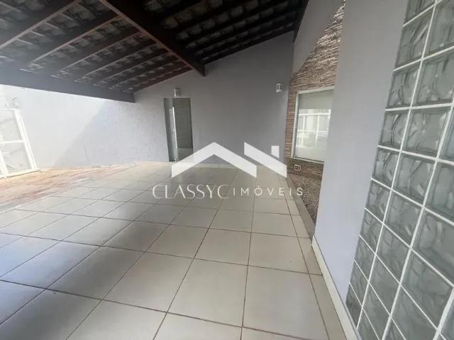 Casa com suíte, piscina e área de lazer em Uberlândia Jardim Karaíba