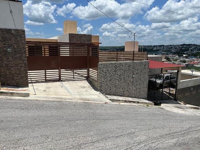 Casa como nueva en renta con portón eléctrico en Ampliación Josefa Ortiz de Do