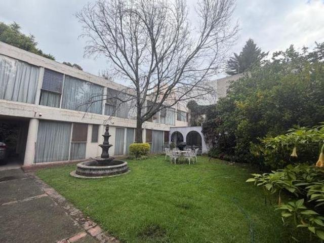 Casa como terreno en calle cerrada