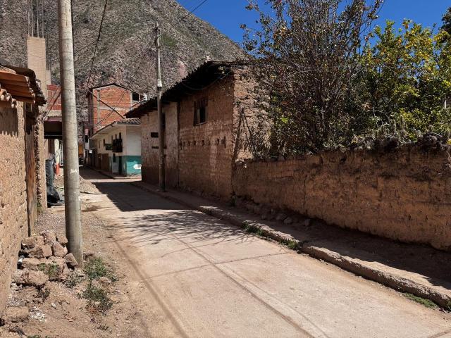CASA COMO TERRENO EN ESQUINA DETRAS DE LA MUNICIPALIDAD DE YUCAY