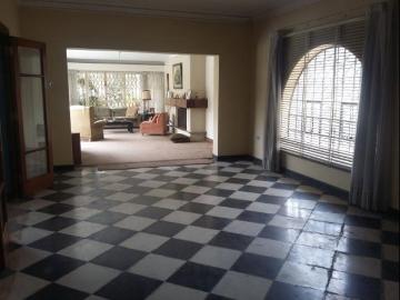 Casa como terreno o por remodelar con 03 frentes