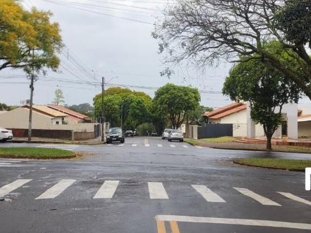 Casa comercial à venda na Av Brasil, Zona 02, Cianorte PR! 3 quartos, 2 banheiros e muito mais!