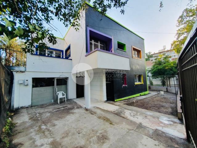 Casa Comercial Carlos Antunez/ Tobalaba