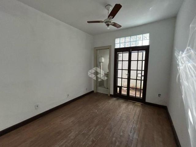 Casa comercial, com uma ampla área no Bairro Santana em Porto alegre