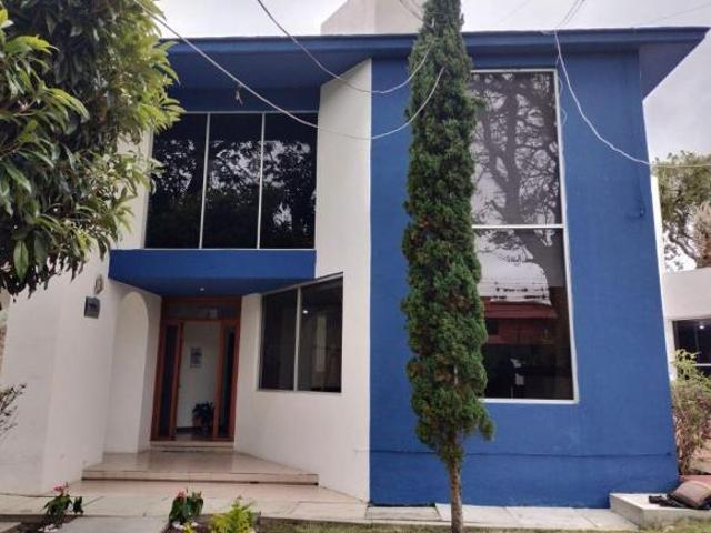 Casa comercial con jardín