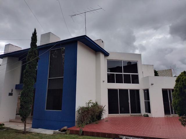 Casa comercial con jardín