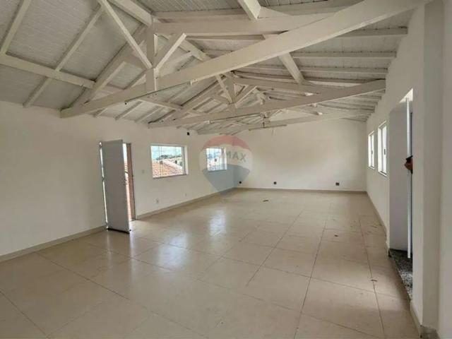 Casa comercial e residencial. Ampla com 4 Dormitórios, 2 Suítes, Studio de 80m² e Espaço Gourmet Completo