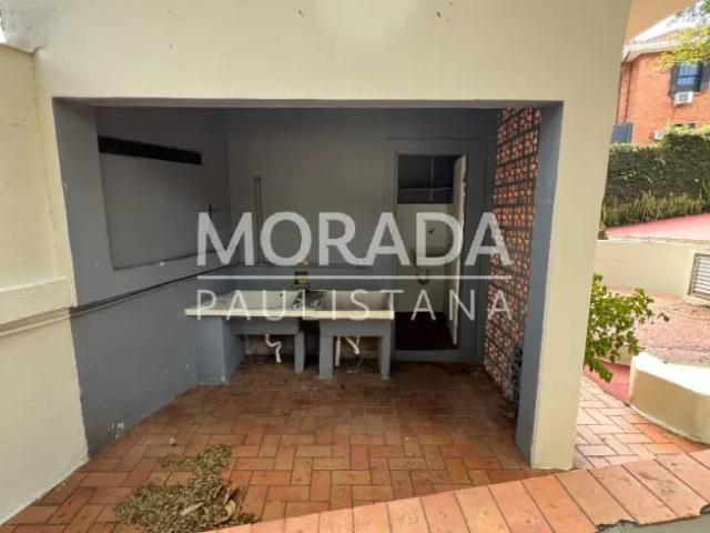 Casa comercial em Higienópolis com 300m² de área útil e 864m² de terreno