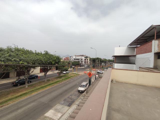 Casa comercial en Alq Av. Los Constructores La Molina, Rest.Pollería u Oficina con Vivienda