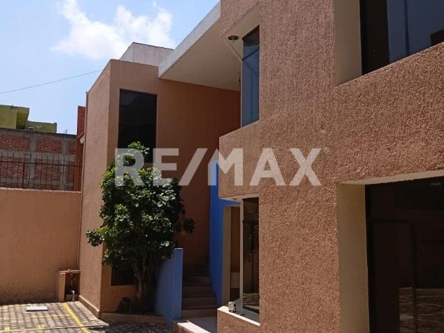 CASA COMERCIAL, EN EL FRACCIONAMIENTO TRINIDAD DE LAS HUERTAS