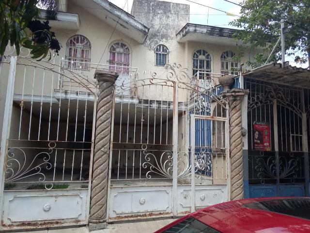 Casa Comercial en Renta en Avenida Alamedas de Zalatitán, Tonalá: Amplia y Bien Ubicada