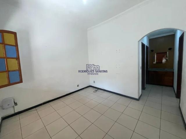 Casa com 03 quartos para locação