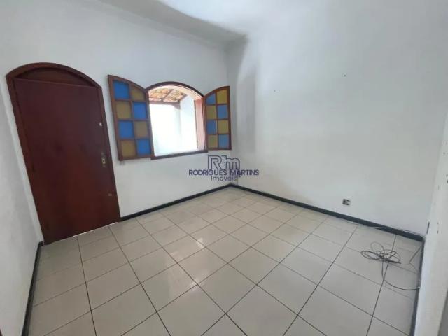 Casa com 03 quartos para locação