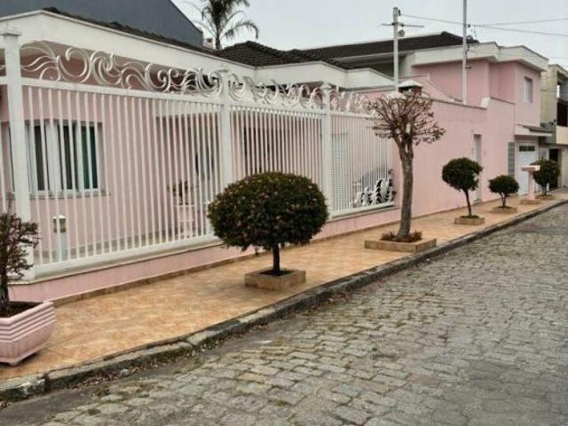 Casa Completa de Esquina 3 Dorms, Suíte, Churrasqueira e Localização Privilegiada!