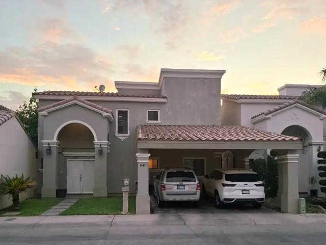 CASA COMPLETAMENTE AMUEBLADA EN RENTA EN BALBOA RESIDENCIAL FRENTE AL PARQU
