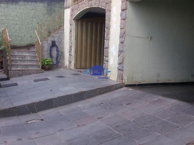 Casa completamente individual, ampla, bem arejada e com boa luminosidade em localização tranquila. I