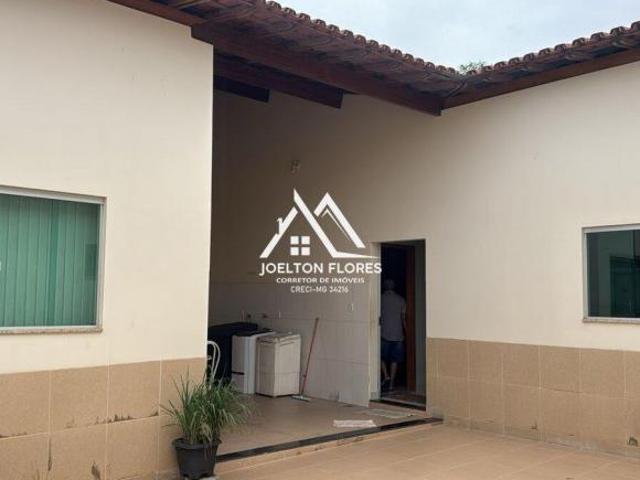 Casa composta por 5 quartos e 4 banheiros em Taiobeiras!