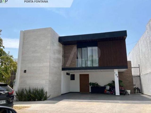 Casa con 473 m² de superficie de terreno y 3 recámaras en venta en Porta Fontana