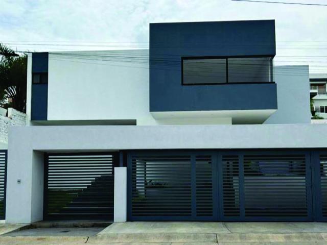 Casa con 4 Rec?maras con Vestidor y Ba?o, Cuarto de Servicio, Sala de Tv y Jard?n trasero