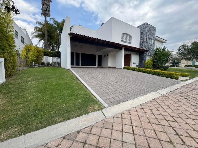 Casa con 4 rec?maras en renta en El Campanario, 700 m? terreno