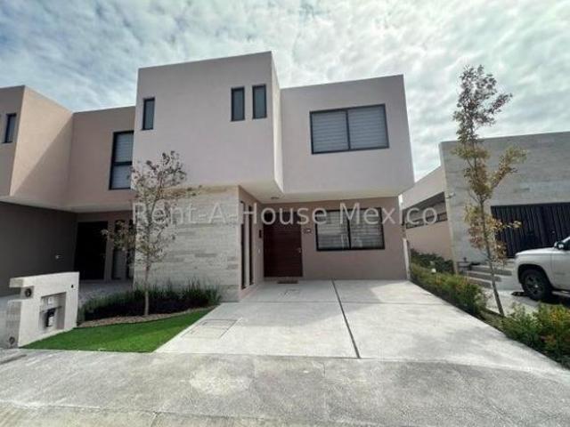 Casa con 4 recamaras 1 en planta baja, sala de TV. Lomas del Marqués VENTA
